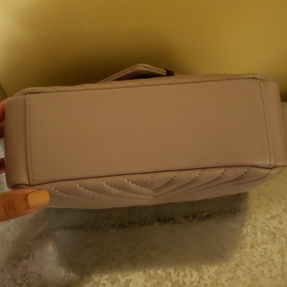 Gray chevron crossbody - Picture 5 of 10